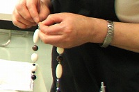 ビーズアクセサリー制作中