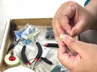 ビーズアクセサリー制作中の手元