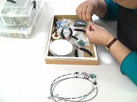 ビーズアクセサリー製品制作中