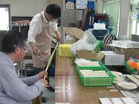 梱包用テープ作業