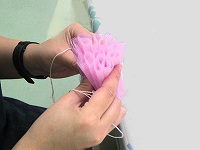 花たわし制作中